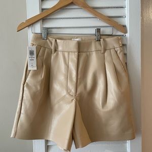 ARITZIA EFFORTLESS LEATHER SHORTS (NEW WITH TAGS) (5”)